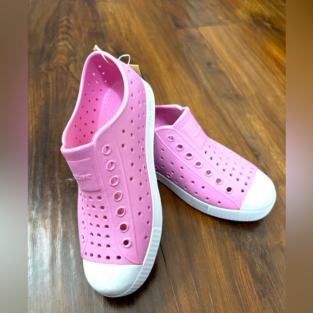 *Brand New* Native Jefferson J3/W5 Shoes Chillberry Pink